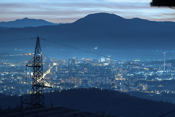 Wie gewährleisten Hoch-, Mittel- und Niederspannungskabel eine zuverlässige Stromverteilung?